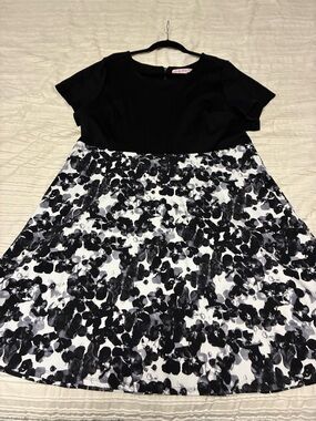 Stunning 1X penningtons Black Bodice Floral Skirt Dress. So pretty! Short sleeve